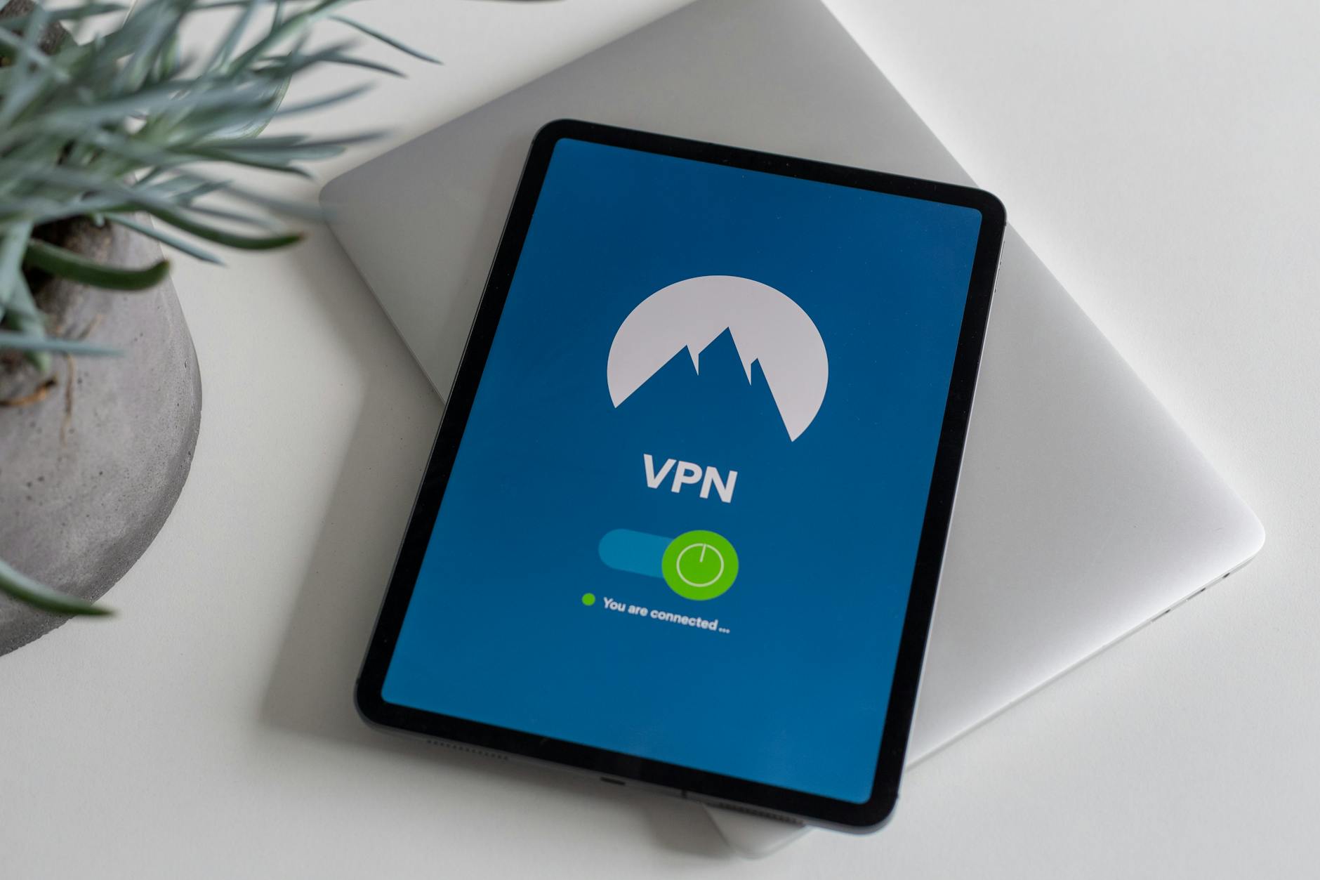 Tablet z uruchomioną aplikacją VPN podkreślającą bezpieczeństwo online