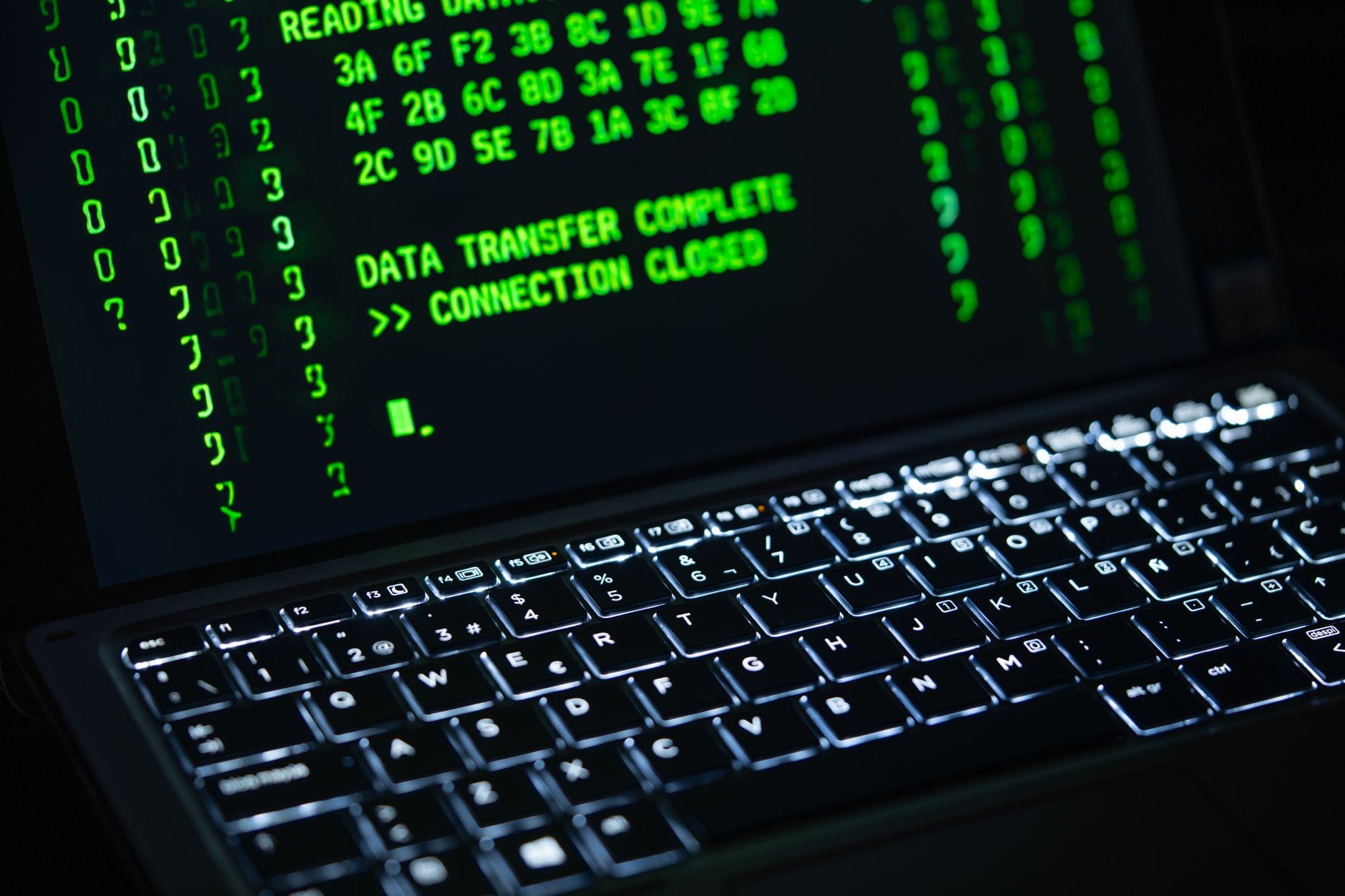 Zbliżenie ekranu laptopa z zielonym kodem związanym z bezpieczeństwem